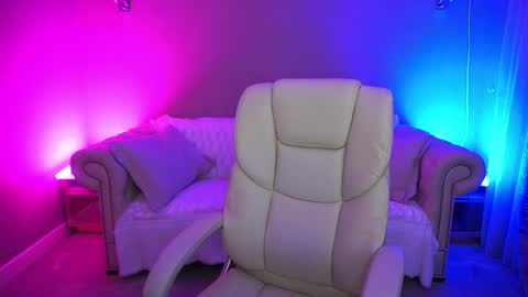 Snapshot of vivianned chatting on 2, 11, 2025 Vivien online show from 2, 11, 2025