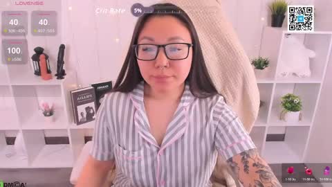 Snapshot of vivien_montclair chatting on 28, 4, 2026 Vivien online show from 28, 4, 2026