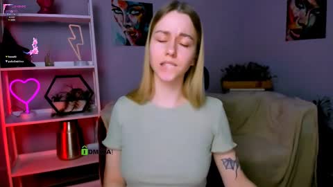Snapshot of vivienne_sweet chatting on 4, 3, 2025 Vivi online show from 4, 3, 2025