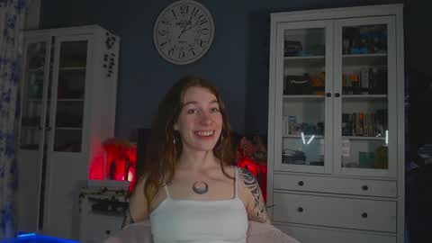 Snapshot of weed_princesss chatting on 5, 2, 2025 moon online show from 5, 2, 2025