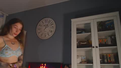 Snapshot of weed_princesss chatting on 11, 2, 2025 moon online show from 11, 2, 2025