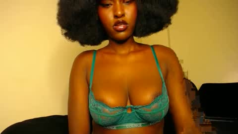 Snapshot of wet_wife_material chatting on 18, 5, 2026 Macey online show from 18, 5, 2026