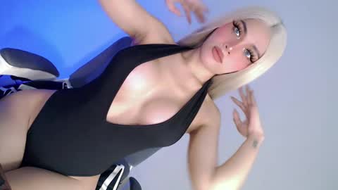 Snapshot of what_the_fuckxx chatting on 14, 1, 2025 kiara online show from 14, 1, 2025