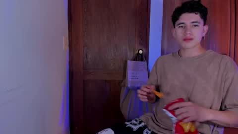 Snapshot of whos_he chatting on 21, 12, 2025 whos_he online show from 21, 12, 2025