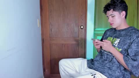 Snapshot of whos_he chatting on 5, 1, 2026 whos_he online show from 5, 1, 2026