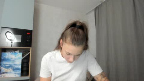 Snapshot of why_again_me chatting on 12, 9, 2025 Veronica online show from 12, 9, 2025