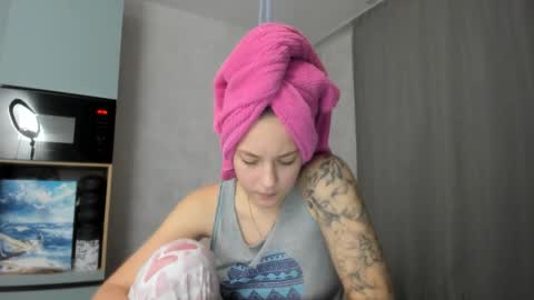 Snapshot of why_again_me chatting on 22, 10, 2025 Veronica online show from 22, 10, 2025