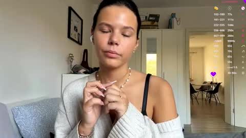 Mia online show from 6, 11, 2025