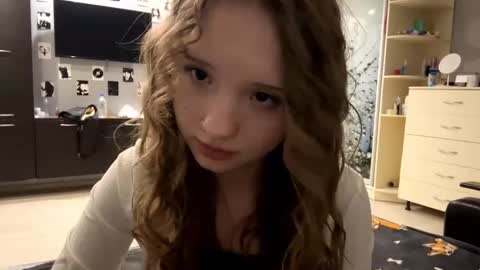 Snapshot of willenasow chatting on 20, 12, 2025 Olivia online show from 20, 12, 2025
