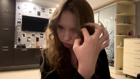 Snapshot of willenasow chatting on 22, 12, 2025 Olivia online show from 22, 12, 2025