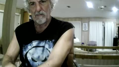 Snapshot of winedog2020 chatting on 17, 5, 2026 Gundja Man online show from 17, 5, 2026
