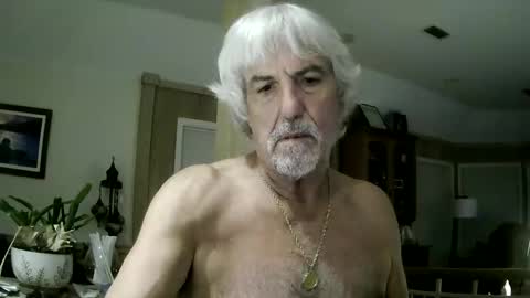 Snapshot of winedog2020 chatting on 27, 5, 2026 Gundja Man online show from 27, 5, 2026