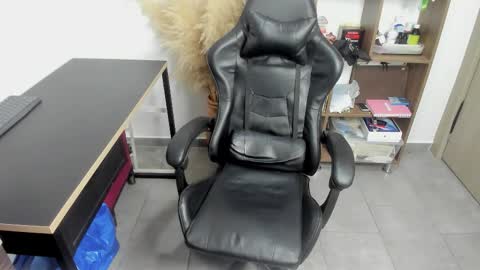 Snapshot of wolker_allan chatting on 1, 12, 2025 wolker_allan online show from 1, 12, 2025