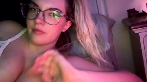 Snapshot of x_dreamgirl_x chatting on 12, 12, 2024 Mariah  online show from 12, 12, 2024
