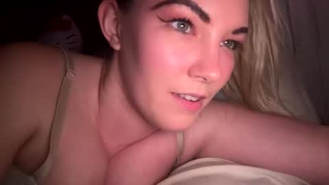 Snapshot of x_dreamgirl_x chatting on 9, 1, 2025 Mariah  online show from 9, 1, 2025
