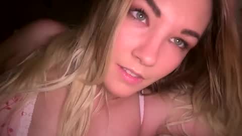 Snapshot of x_dreamgirl_x chatting on 11, 1, 2025 Mariah  online show from 11, 1, 2025