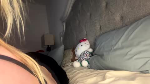 Snapshot of x_dreamgirl_x chatting on 11, 1, 2025 Mariah  online show from 11, 1, 2025