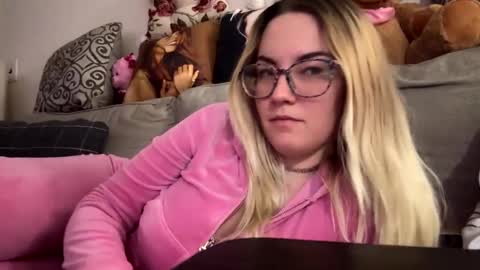 Snapshot of x_dreamgirl_x chatting on 3, 2, 2025 Mariah  online show from 3, 2, 2025