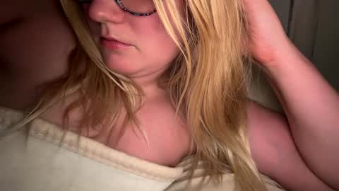 Snapshot of x_dreamgirl_x chatting on 19, 10, 2025 Mariah  online show from 19, 10, 2025