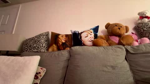 Snapshot of x_dreamgirl_x chatting on 21, 10, 2025 Mariah  online show from 21, 10, 2025