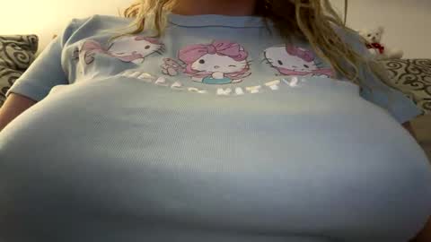 Snapshot of x_dreamgirl_x chatting on 23, 10, 2025 Mariah  online show from 23, 10, 2025