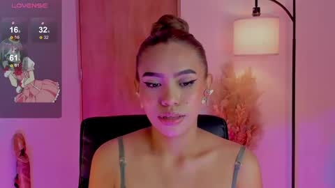 Snapshot of ximena_sotto1 chatting on 10, 1, 2025 camila online show from 10, 1, 2025