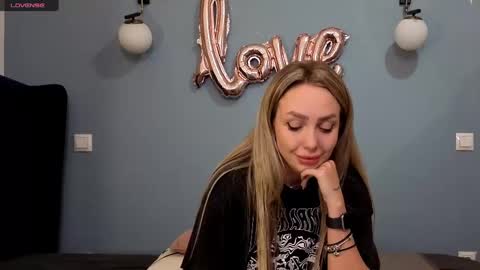 Snapshot of xsexycouples chatting on 25, 2, 2025 AnnaMaee online show from 25, 2, 2025