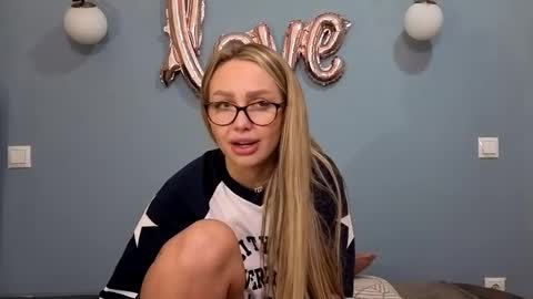 Snapshot of xsexycouples chatting on 1, 3, 2025 AnnaMaee online show from 1, 3, 2025