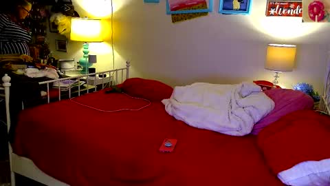 Strawberry Jane online show from 23, 12, 2025