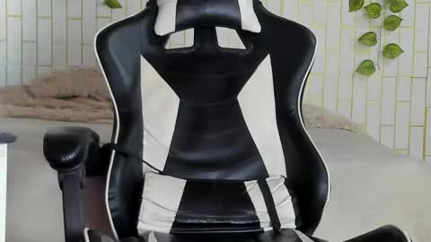 yacksson_lawrence online show from 17, 2, 2026