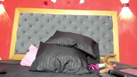 Snapshot of yayahilton chatting on 10, 7, 2026 YAYA online show from 10, 7, 2026