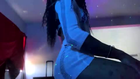 Ella Ts online show from 5, 10, 2025