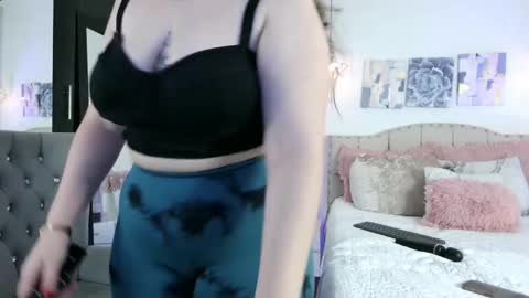 Snapshot of yellow_lily chatting on 9, 2, 2025 yellow_lily online show from 9, 2, 2025