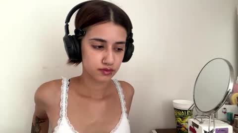 Snapshot of yettahagins chatting on 6, 7, 2026 Julia 3 online show from 6, 7, 2026