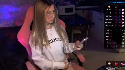 Snapshot of yngmilf_ chatting on 14, 12, 2024 online show from 14, 12, 2024