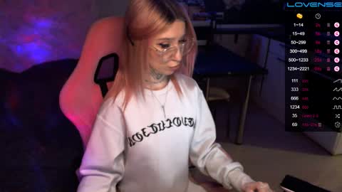 Snapshot of yngmilf_ chatting on 30, 12, 2024 online show from 30, 12, 2024