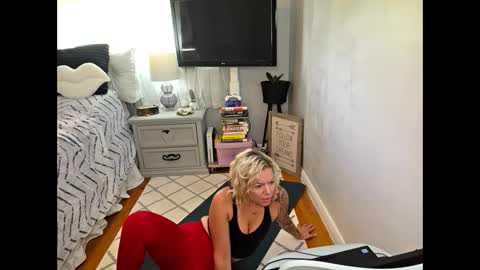 Yogiblondebangme online show from 8, 10, 2025