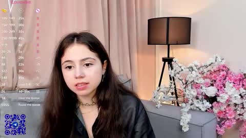 Snapshot of you_fell_in_love chatting on 18, 9, 2025 Elizabeth brunette -- Darline blonde  online show from 18, 9, 2025