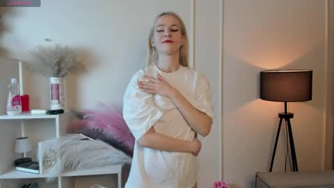 Elizabeth brunette -- Darline blonde  online show from 6, 5, 2026
