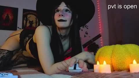 Snapshot of your_little_eva chatting on 31, 10, 2025 Eva online show from 31, 10, 2025