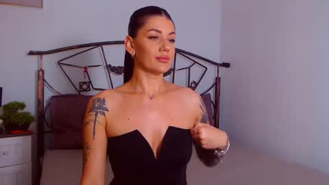 I V Y   online show from 18, 9, 2025