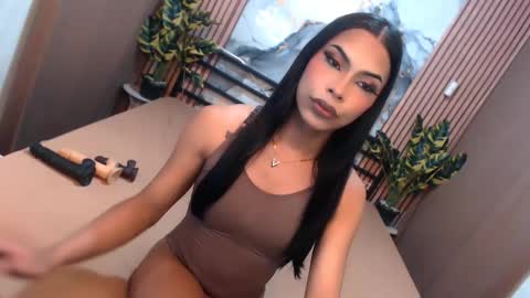 yvonnellvs online show from 19, 1, 2026