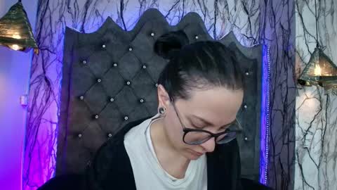   online show from 18, 9, 2025