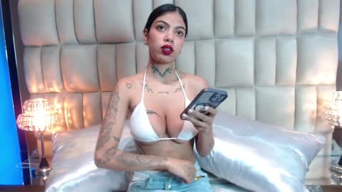 Snapshot of zoe_kravitx chatting on 4, 1, 2025 CAMILA online show from 4, 1, 2025