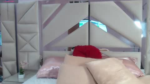 Snapshot of zoe_kravitx chatting on 8, 1, 2025 CAMILA online show from 8, 1, 2025