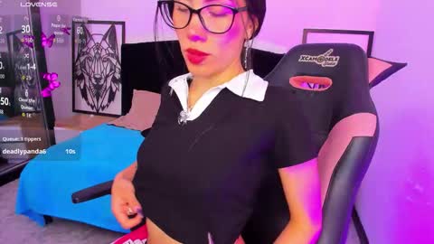 Snapshot of zoegp chatting on 3, 12, 2025 Laura online show from 3, 12, 2025