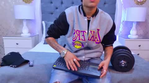 Zoe Krug online show from 5, 12, 2025