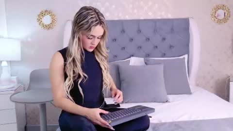 ZoeWilliis online show from 10, 7, 2026