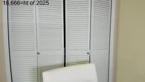 Snapshot of zoiebutterfly chatting on 12, 11, 2025 Zoie online show from 12, 11, 2025