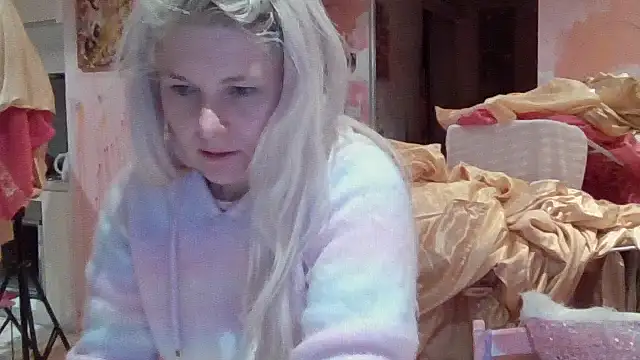 Snapshot of qvncrazy chatting on 28, 10, 2025 qvncrazy online show from 28, 10, 2025